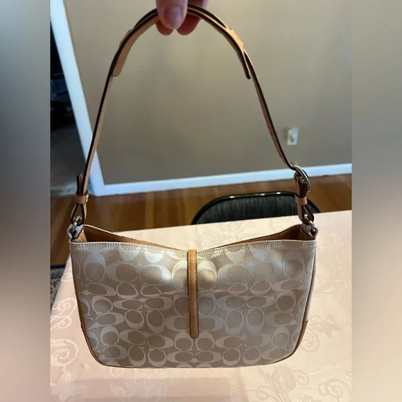 Coach Mini Shoulder Clip Bag, Light Brown, slightly used Signature Hampton #6091 - Picture 4 of 7